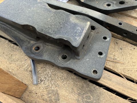 Hauer Frontladerkonsole zu MF 5713