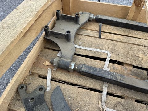 Hauer Frontladerkonsole zu MF 5713
