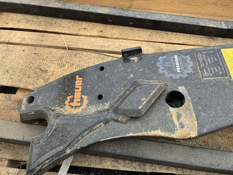 Hauer Frontladerkonsole zu MF 5713