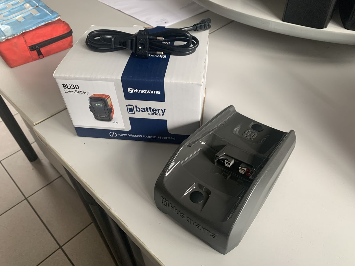 Husqvarna Akku BLi30 + Ladestation 40-C80