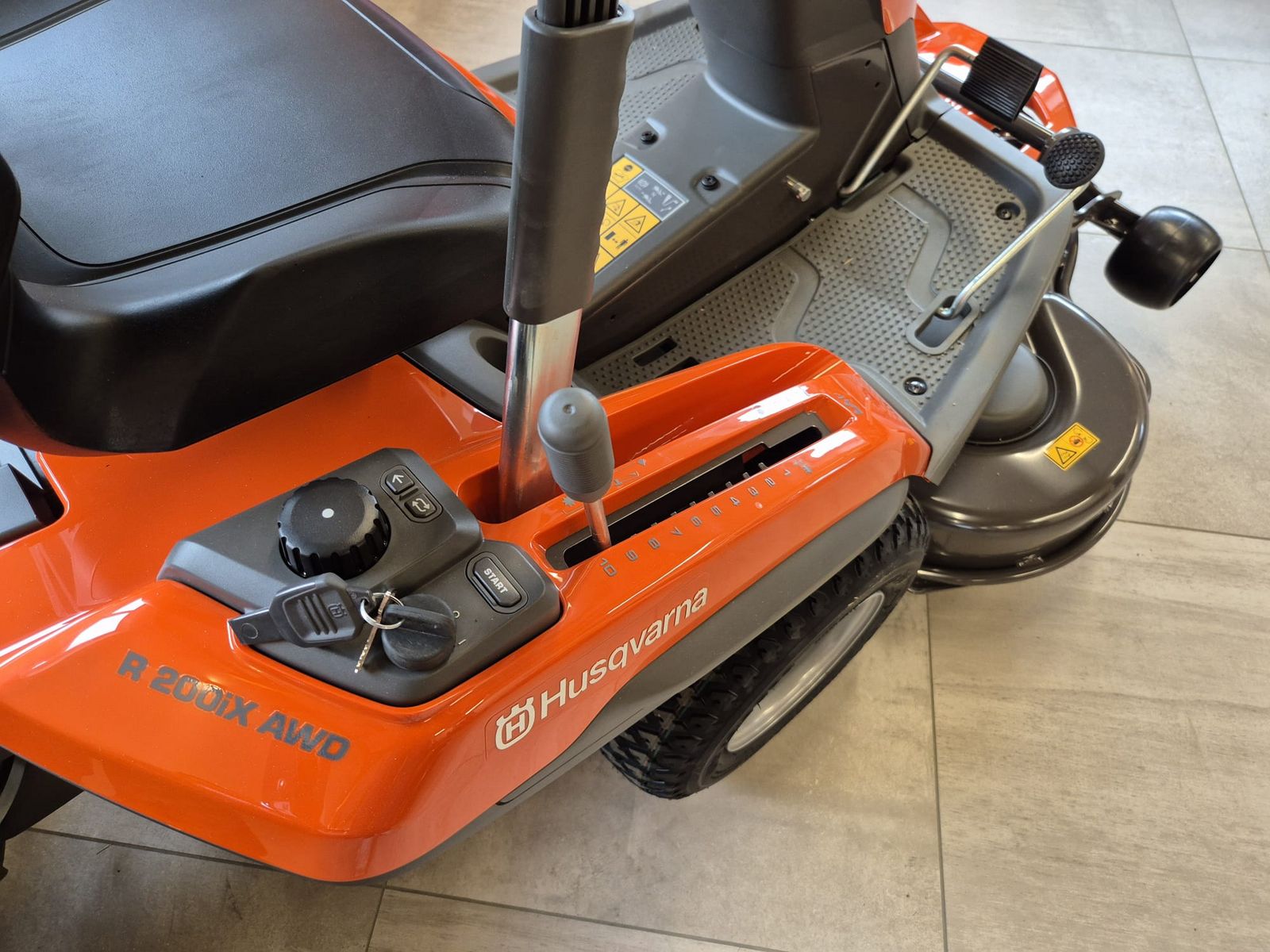 Husqvarna Akku-Rider 200iX AWD 3