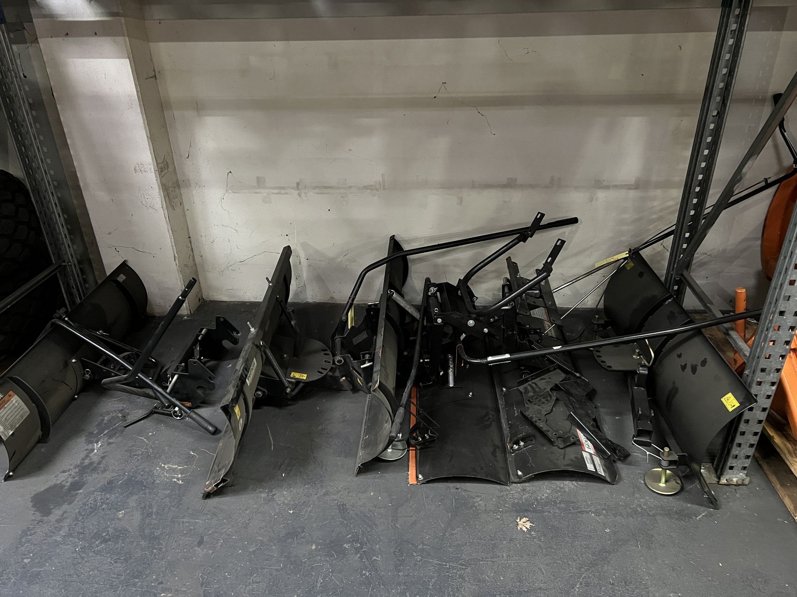 Div. Schneepflüge für Rasentraktoren 1