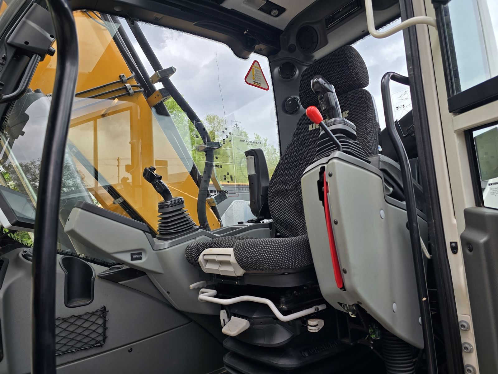Liebherr R914 Compact S 3