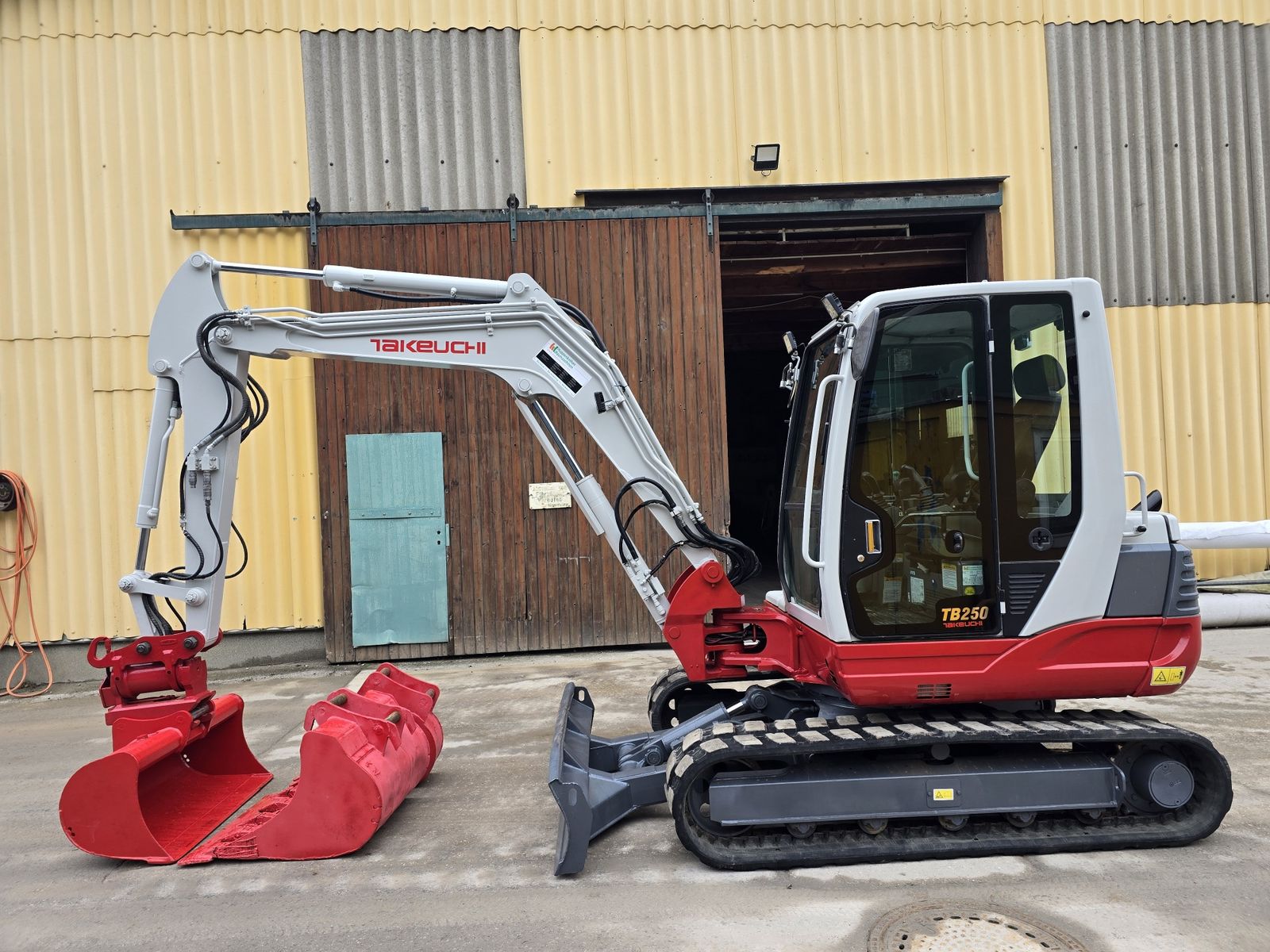 Takeuchi TB250 2