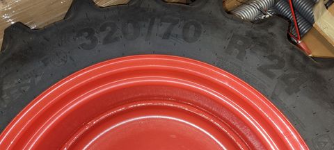 Rad 320/70 R 24 Mitas