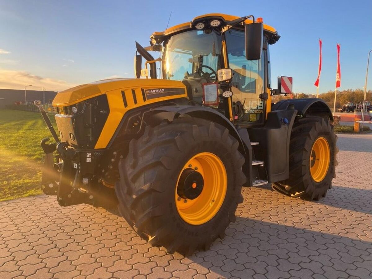 JCB 4220 ICON FASTRAC - 60 KM/H 1