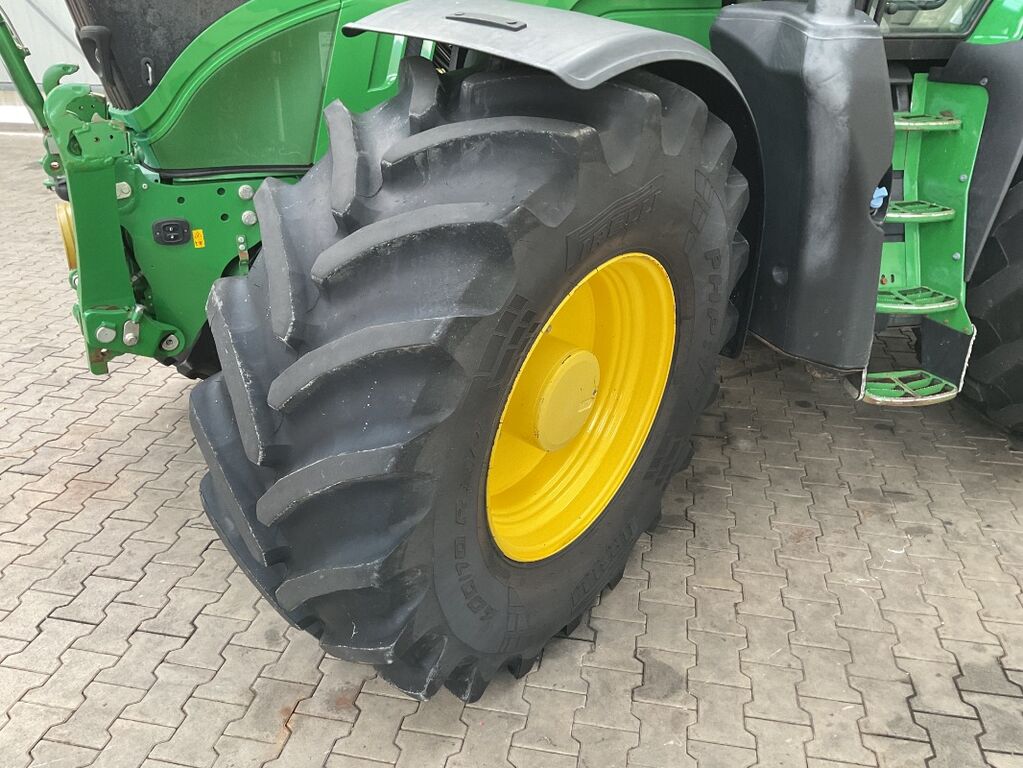 John Deere 6215R 2