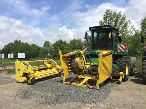 John Deere 7300