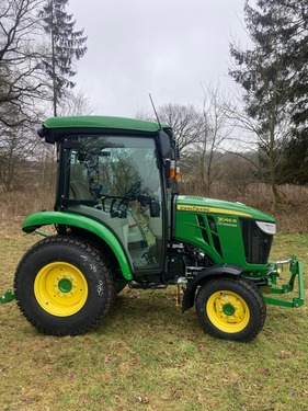 John Deere 3046R