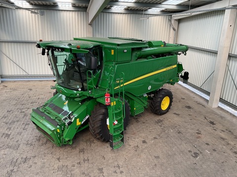 John Deere T670