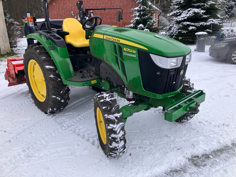 John Deere 4052M 2
