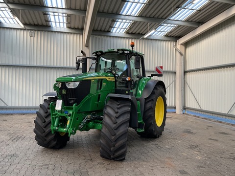 John Deere 6M 200