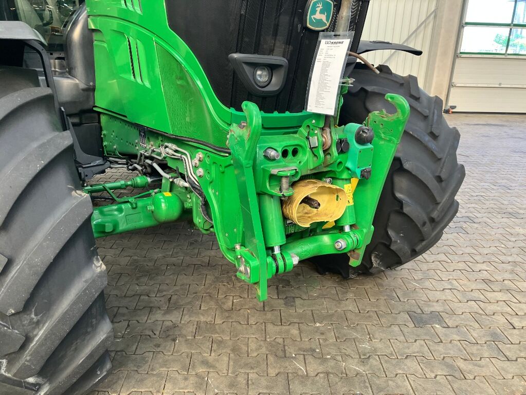 John Deere 6215R 2