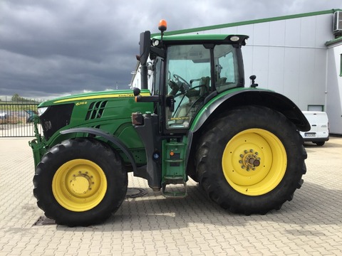 John Deere 6215R
