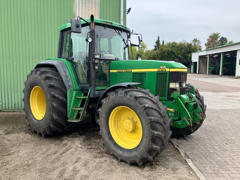 John Deere 6810