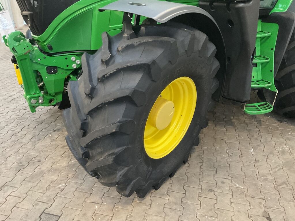John Deere 6R 215 2