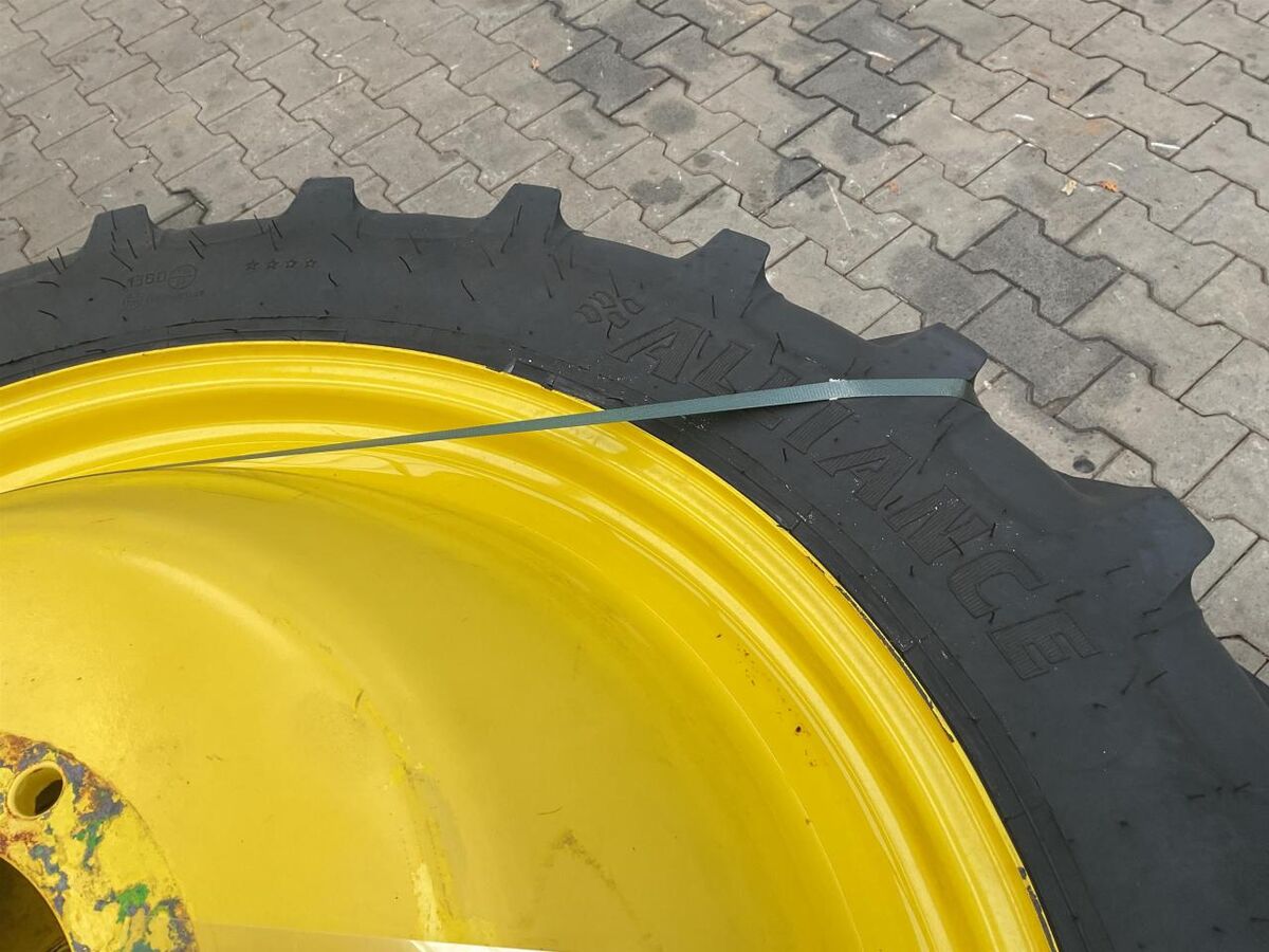 Alliance 270/95R36 2