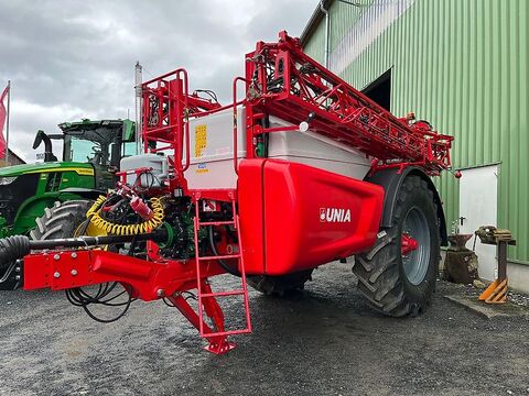 Unia Heron 6030 Anhängespritze 6000 L 30 m Gestänge 2