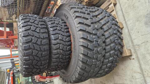 Sonstige KOMMUNALBEREIFUNG 400/80R28 + 315/75R16