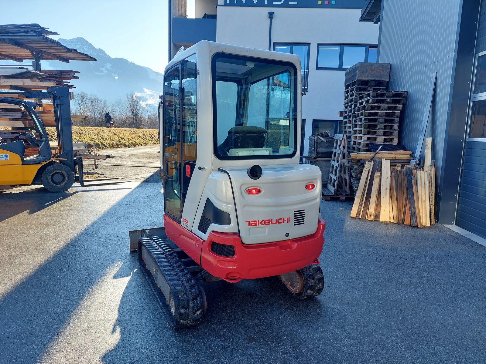 Takeuchi TB225 Powertilt   3