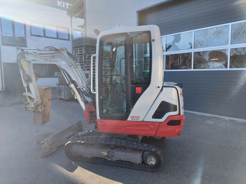 Takeuchi TB 225 Powertilt