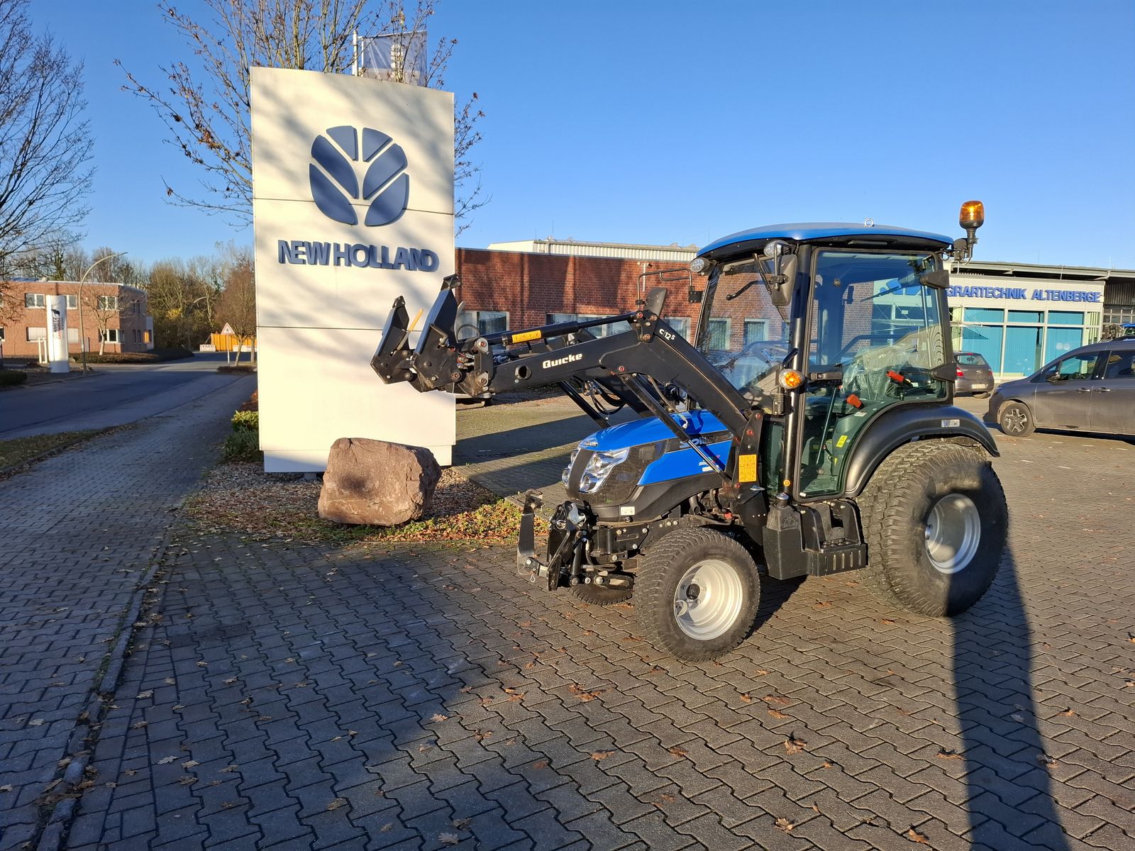 Solis 26 HST mit Fahrerkabine und Frontlader 2