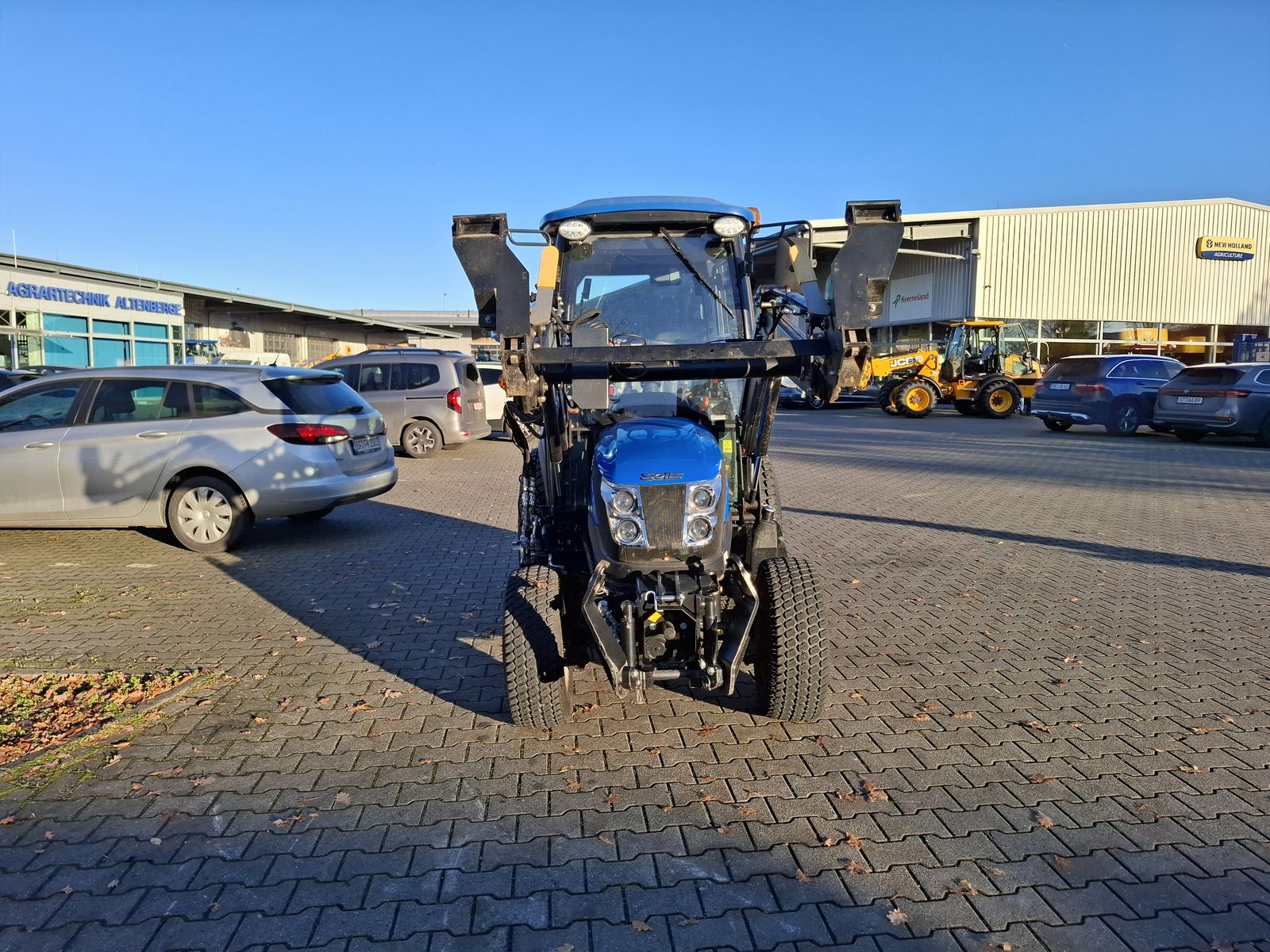 Solis 26 HST mit Fahrerkabine und Frontlader 3