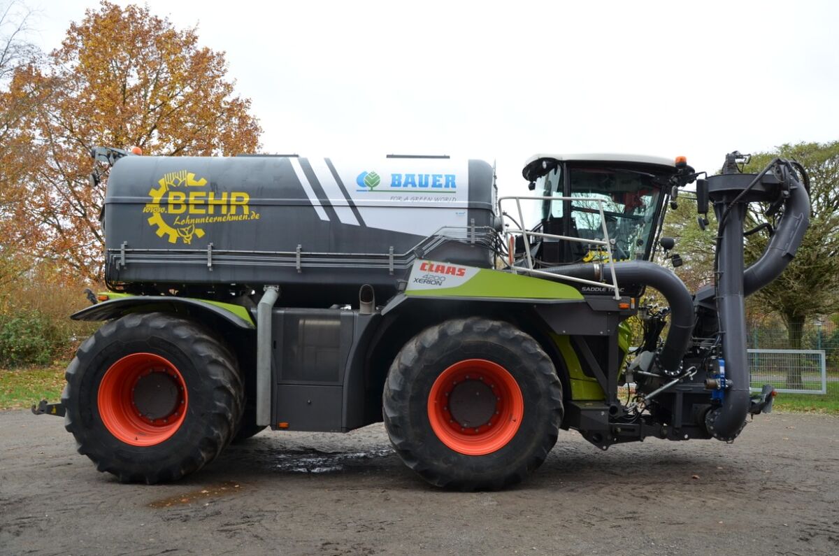 Claas XERION 4200 SADDLE TRAC Bauer  3