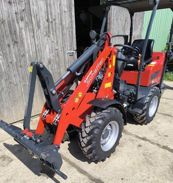 Schäffer 2630 mit ROPS-Fahrerschutzdach