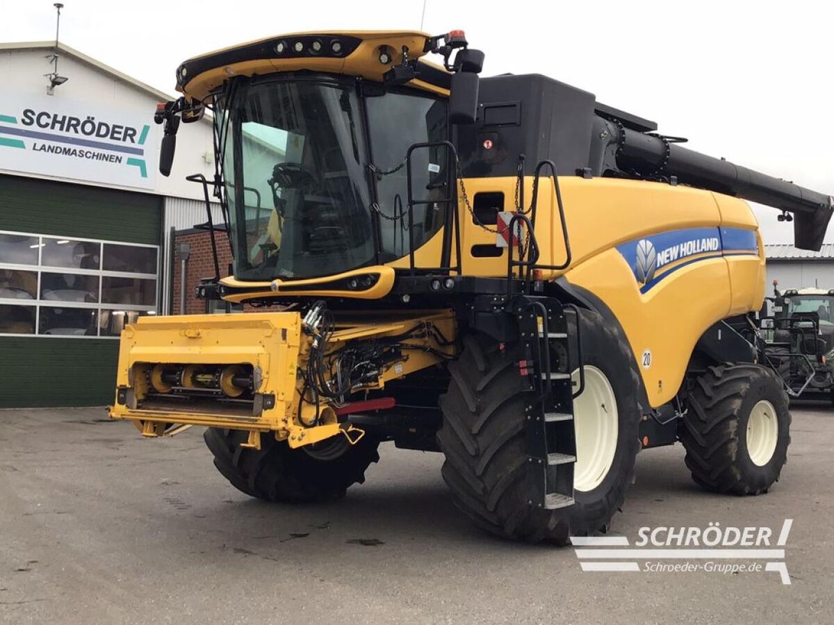 New Holland CX 8.85 + SCHNEIDWERK 7,60M 1