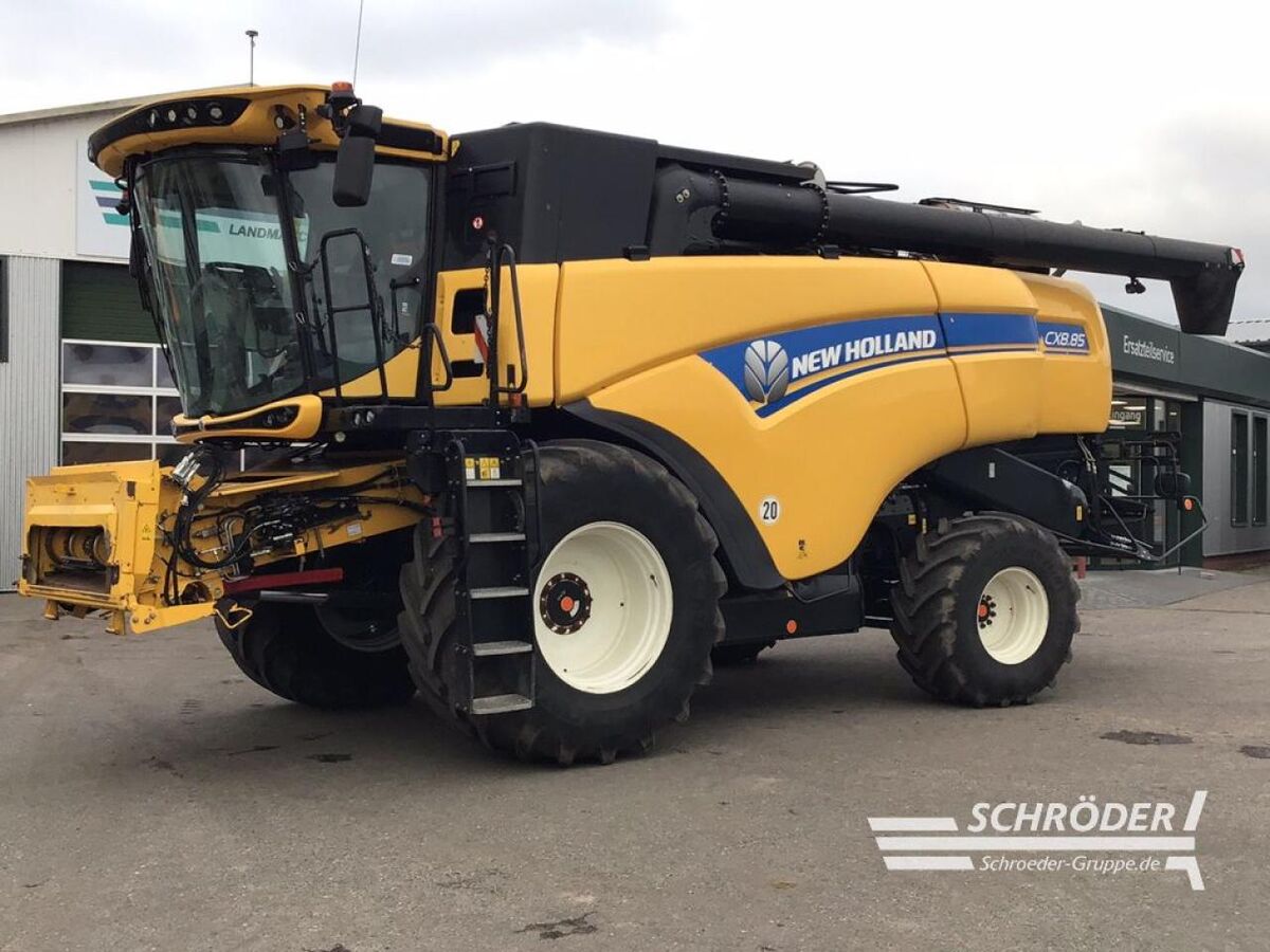 New Holland CX 8.85 + SCHNEIDWERK 7,60M 2
