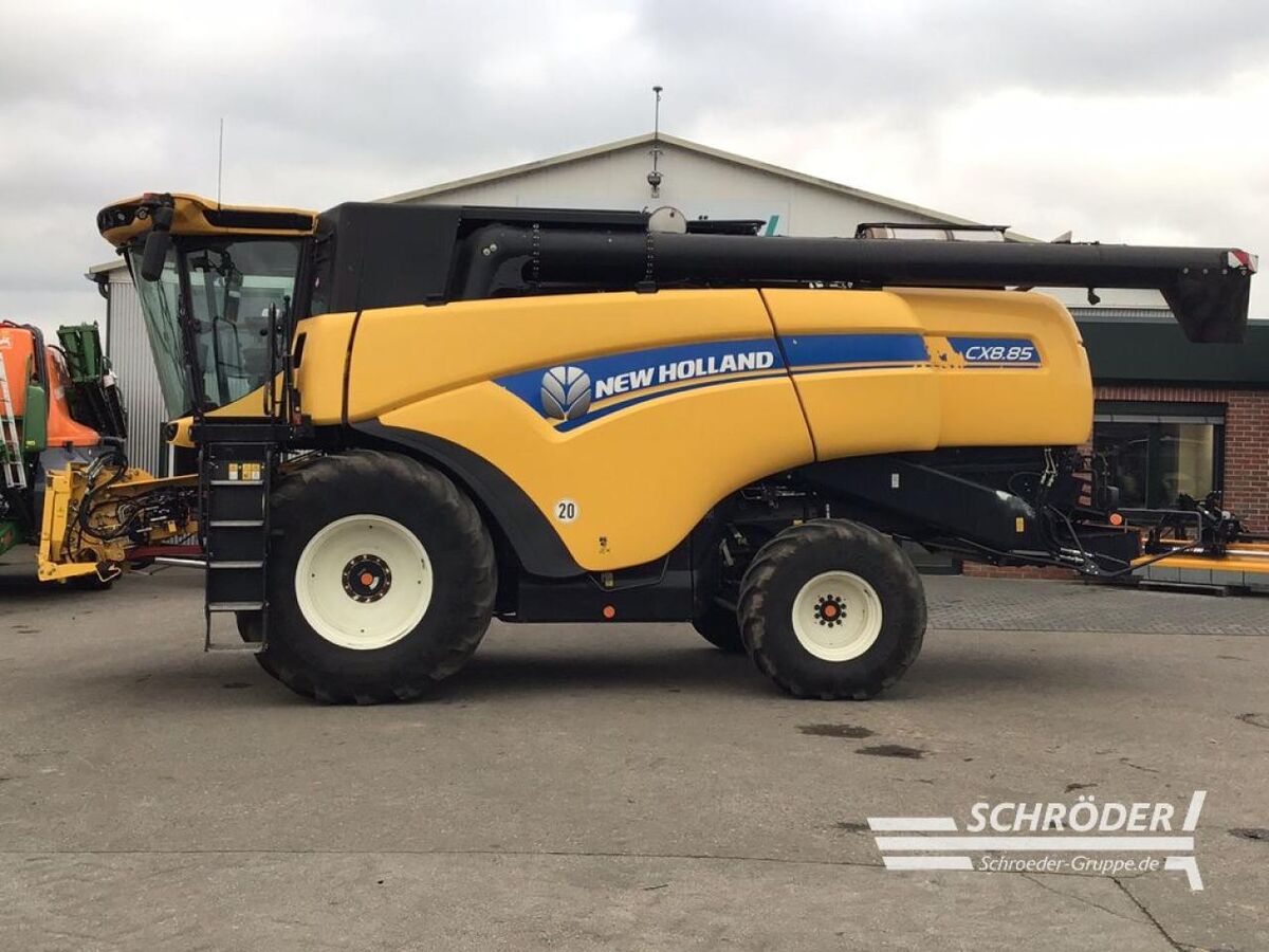 New Holland CX 8.85 + SCHNEIDWERK 7,60M 3