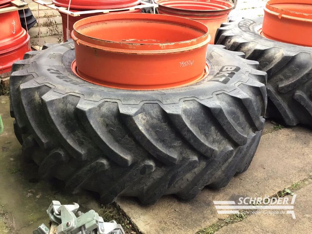 BKT ZWILLINGSRÄDER 710/75 R42 + VERSCHLÜSSE 2