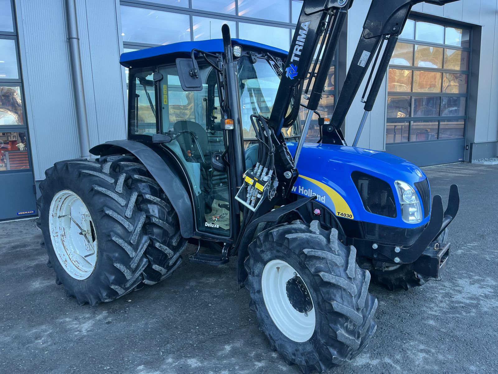 New Holland T4030 DeLuxe 3