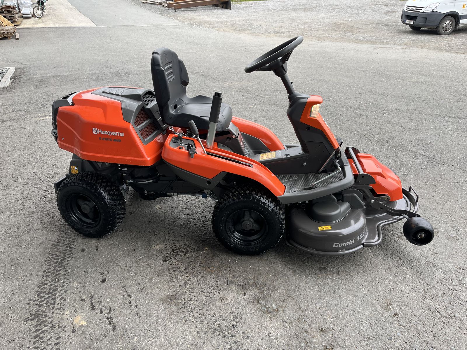 Husqvarna RIDER 216TC AWD  3