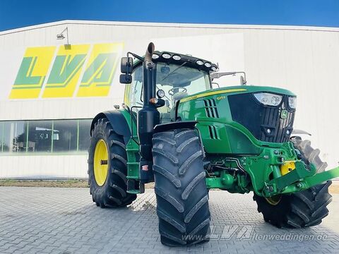 <strong>John Deere 6215R</strong><br />