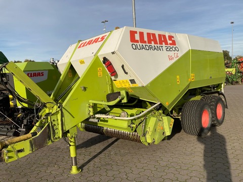 <strong>CLAAS Quadrant 2200 </strong><br />