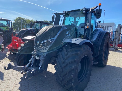 <strong>Valtra T214 Direct U</strong><br />