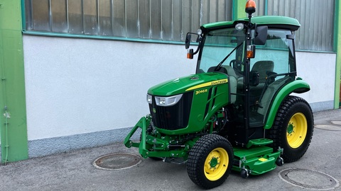 John Deere 3046R