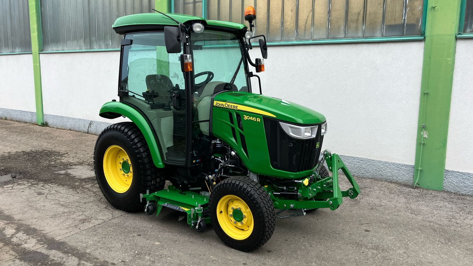 John Deere 3046R 2