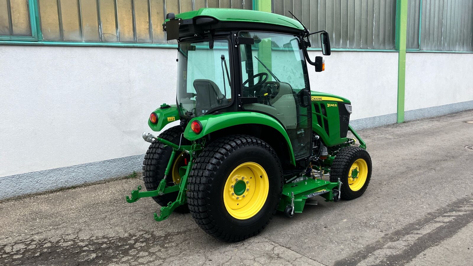 John Deere 3046R 3