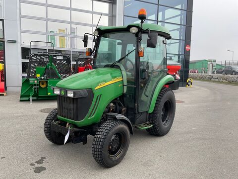 John Deere 3320