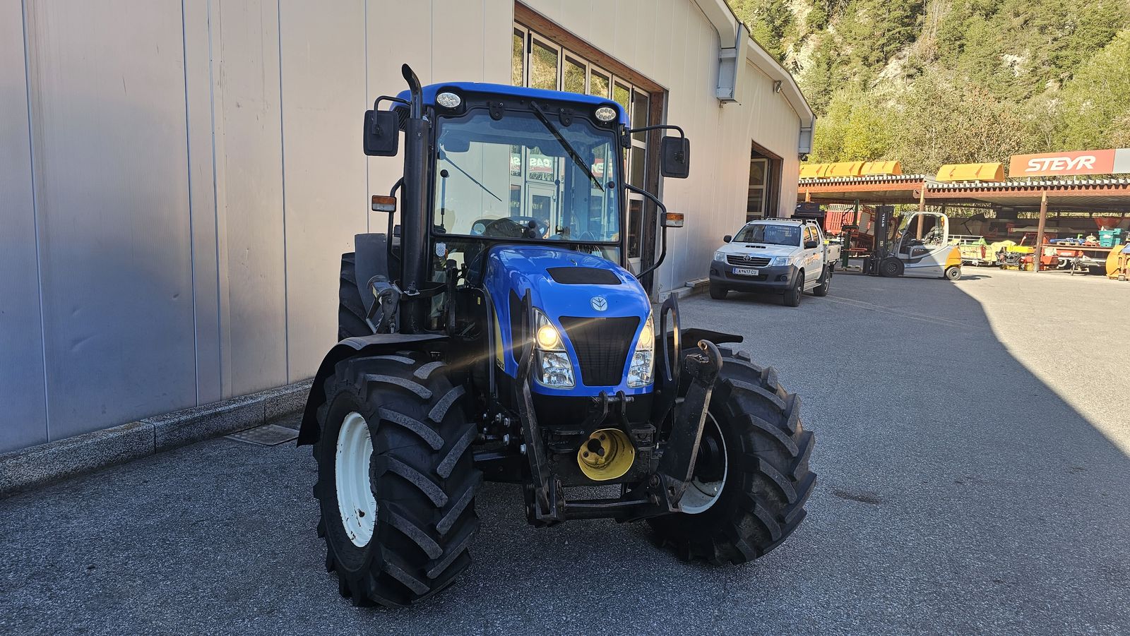 New Holland T4030 DeLuxe 3