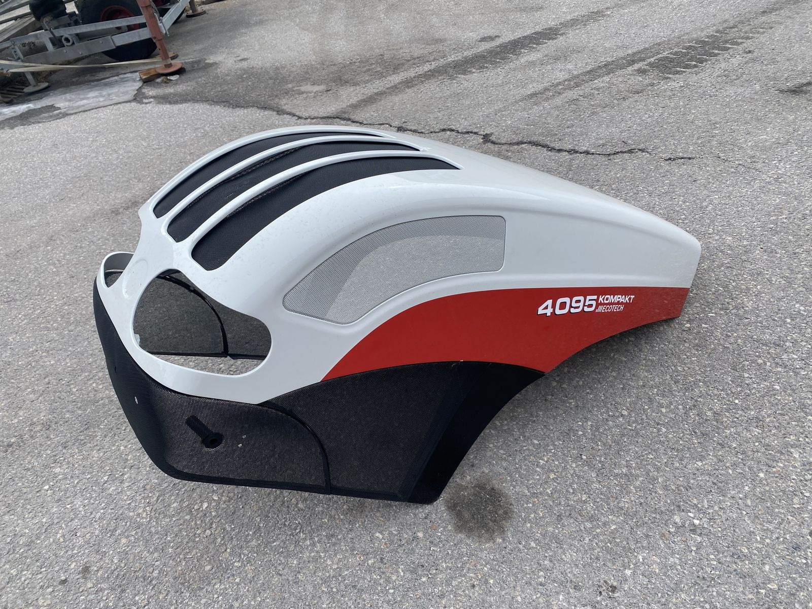 Steyr Motorhaube auf Steyr Kompakt 4095 Ecotech 3