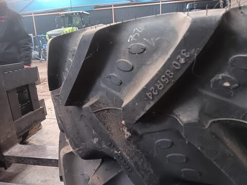 2 Stück: BKT 320/85R24 mit Fixfelge