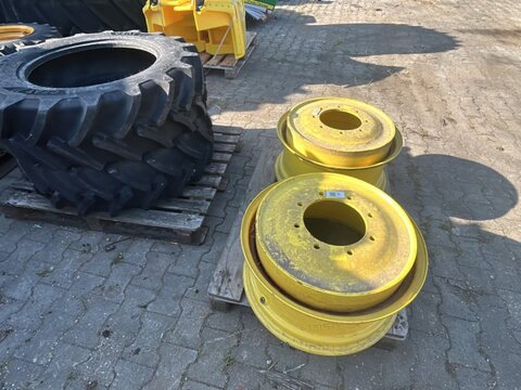 John Deere 2 Stück 320/70R24 Ceat