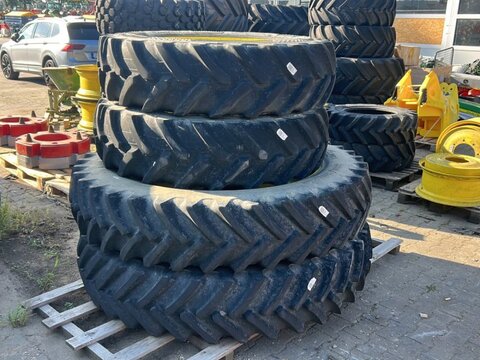 John Deere 380/85R34