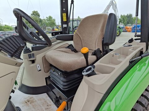 John Deere 3046R 3