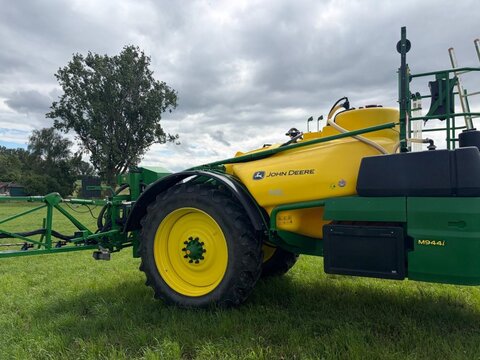 John Deere M944i