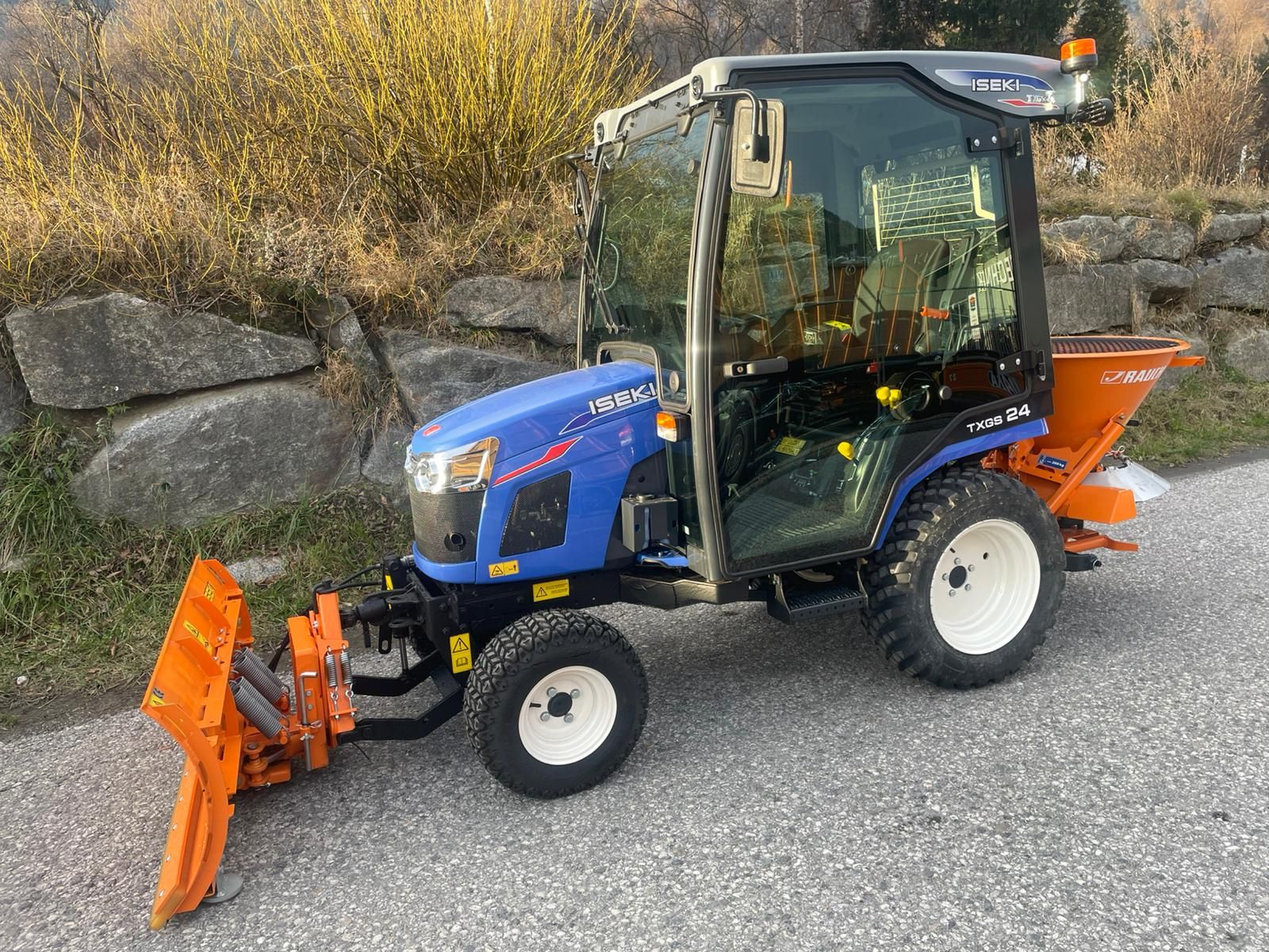 Iseki TXGS24 mit Streuer und Schneeschild 1